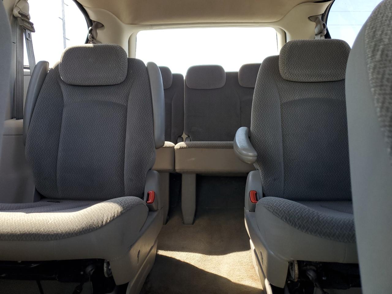 2005 Dodge Caravan - Image 10