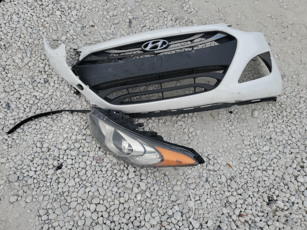 2013 Hyundai Elantra - Image 12