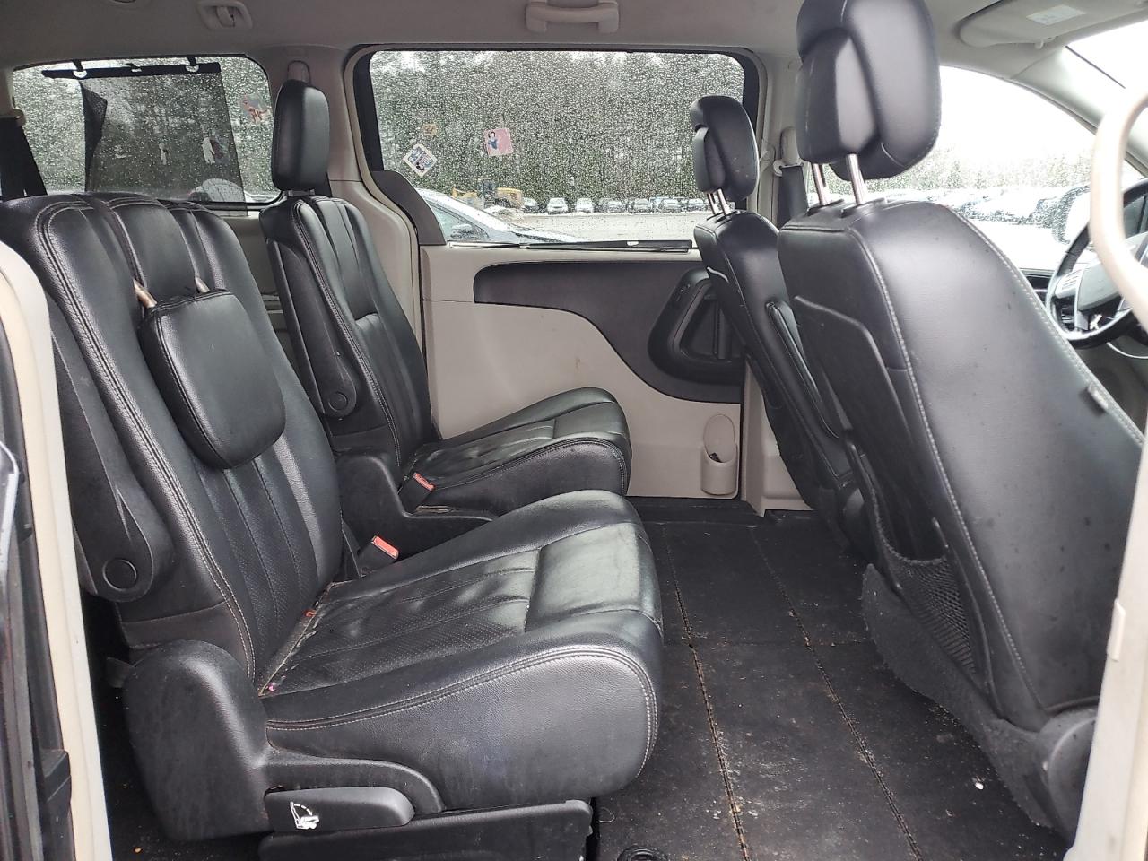 2012 Chrysler Town & Country - Image 11