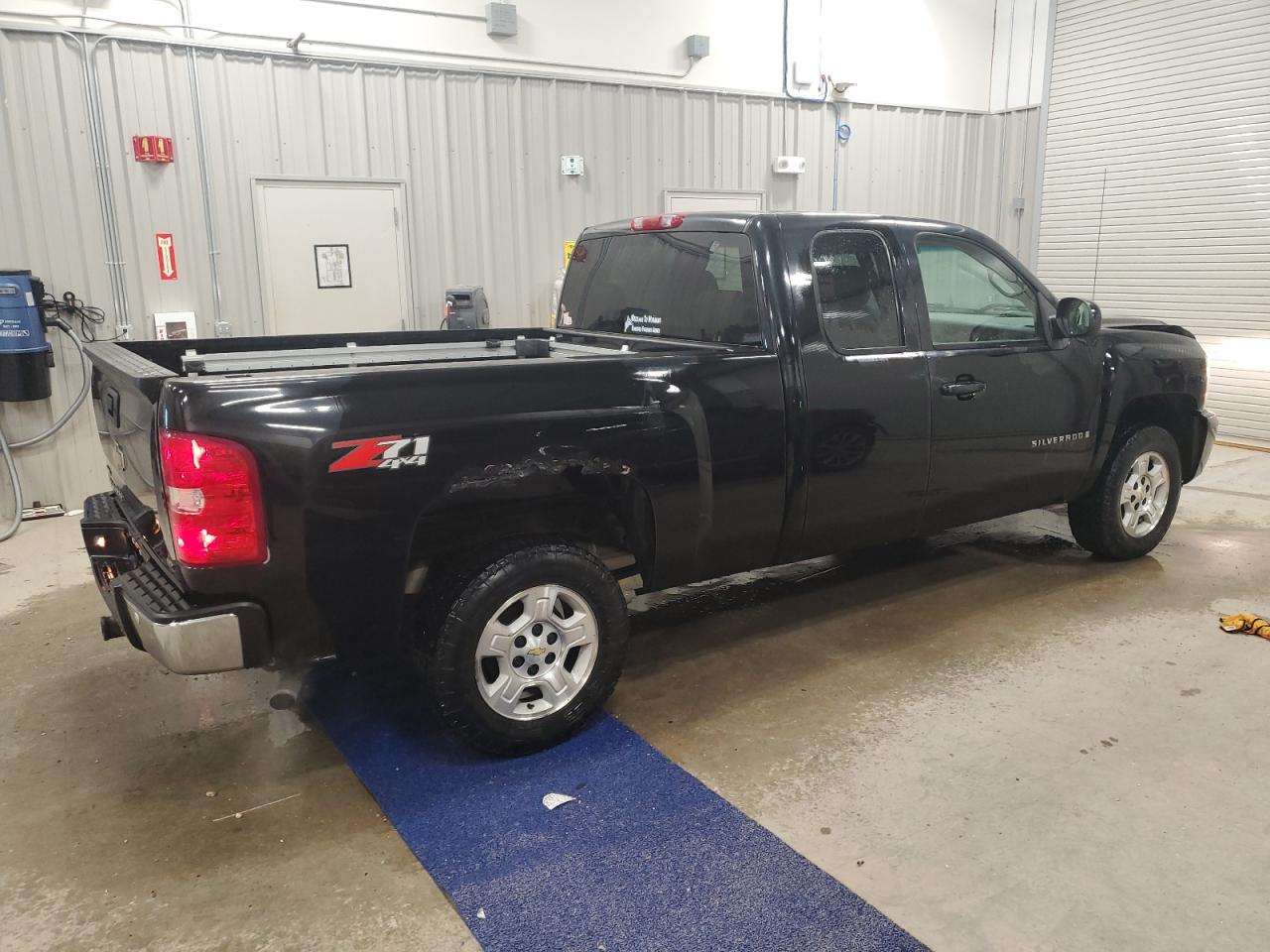 2007 Chevrolet Silverado - Image 3