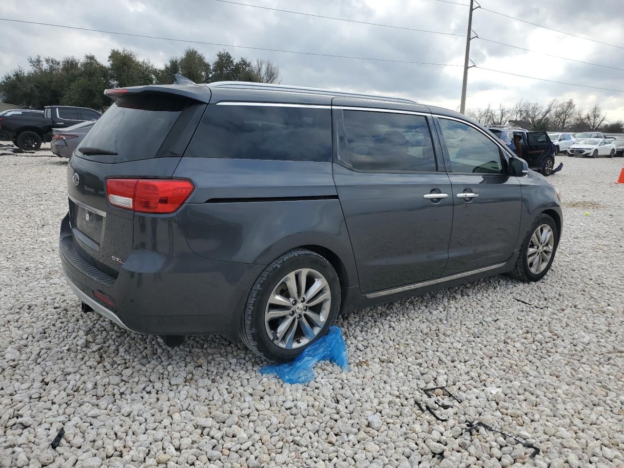 2017 Kia Sedona - Image 3