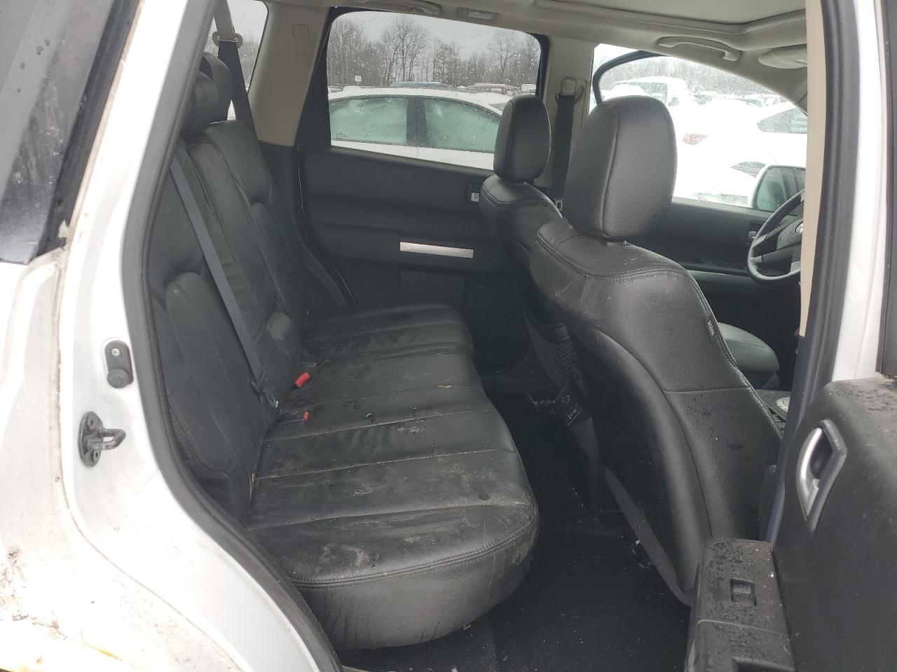 2011 Mitsubishi Endeavor - Image 12