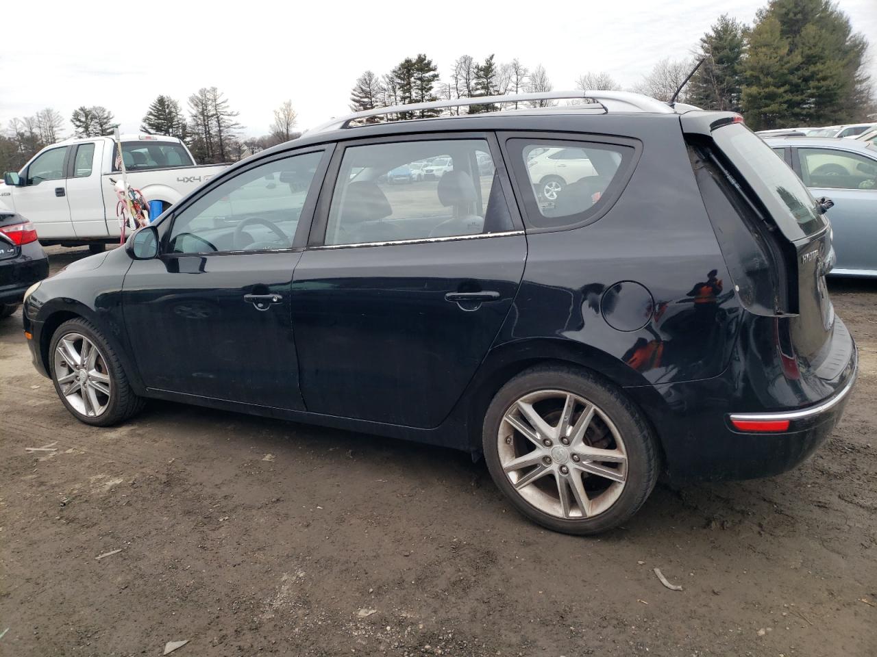 2011 Hyundai Elantra - Image 2