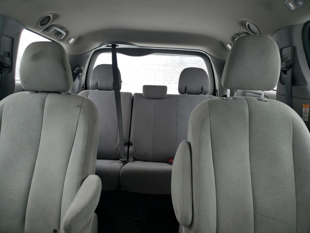 2015 Toyota Sienna - Image 10