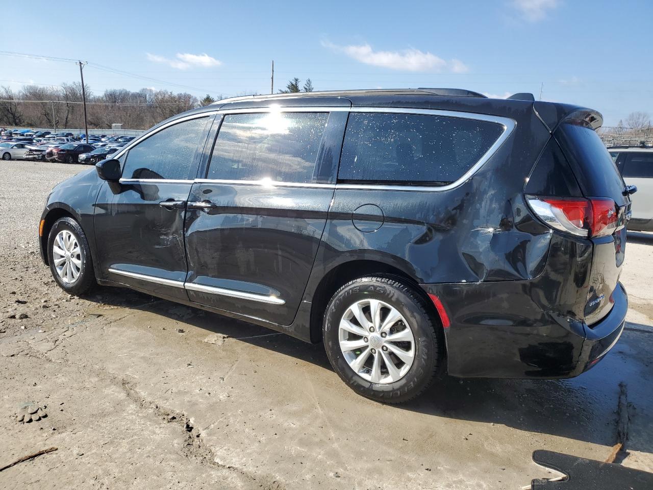 2017 Chrysler Pacifica - Image 2
