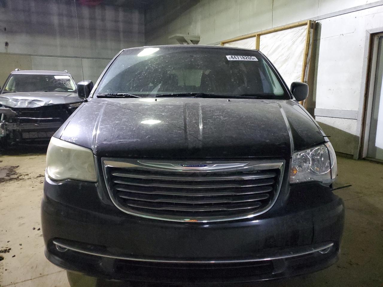 2013 Chrysler Town & Country - Image 5