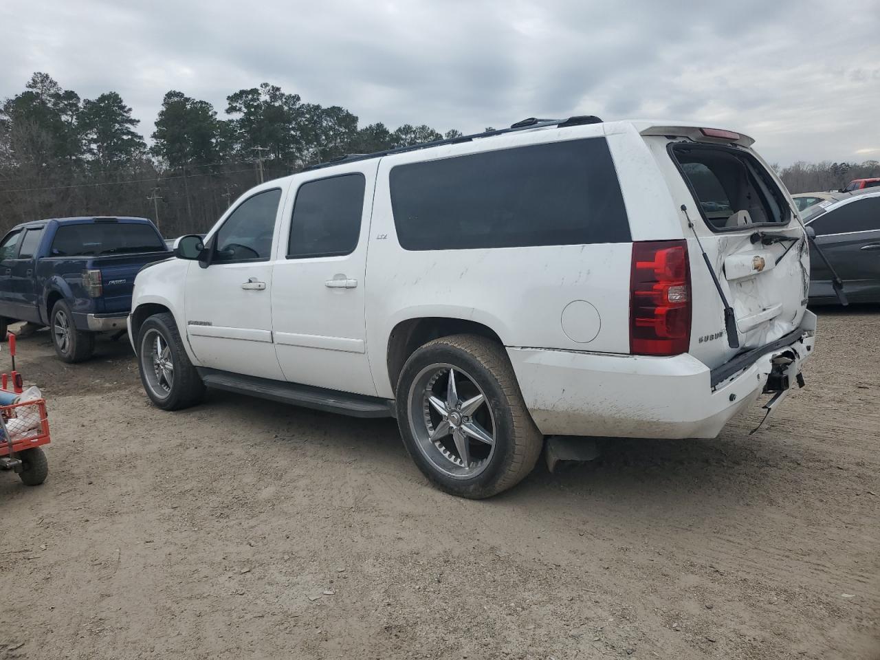 2007 Chevrolet Suburban - Image 2
