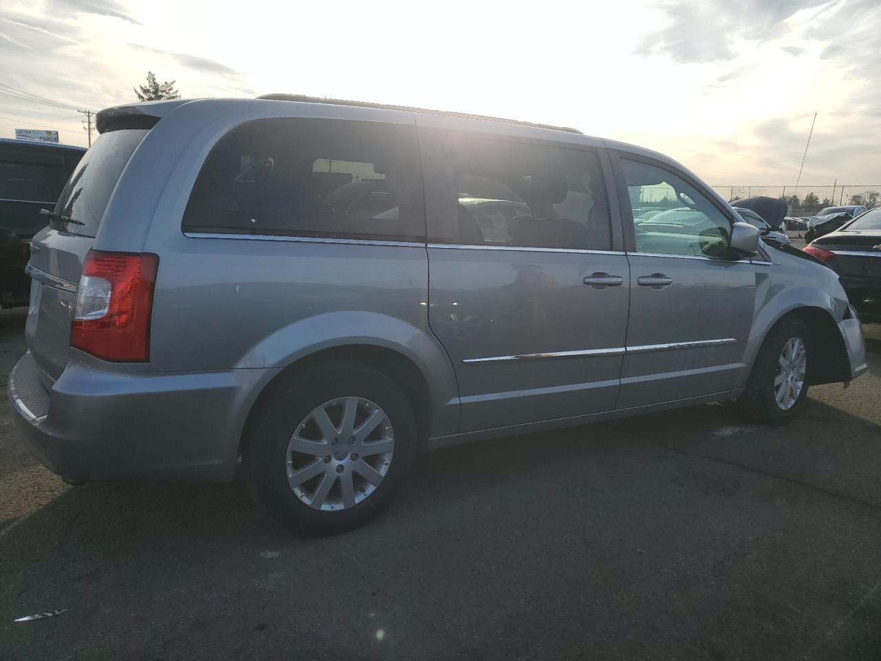 2014 Chrysler Town & Country - Image 3