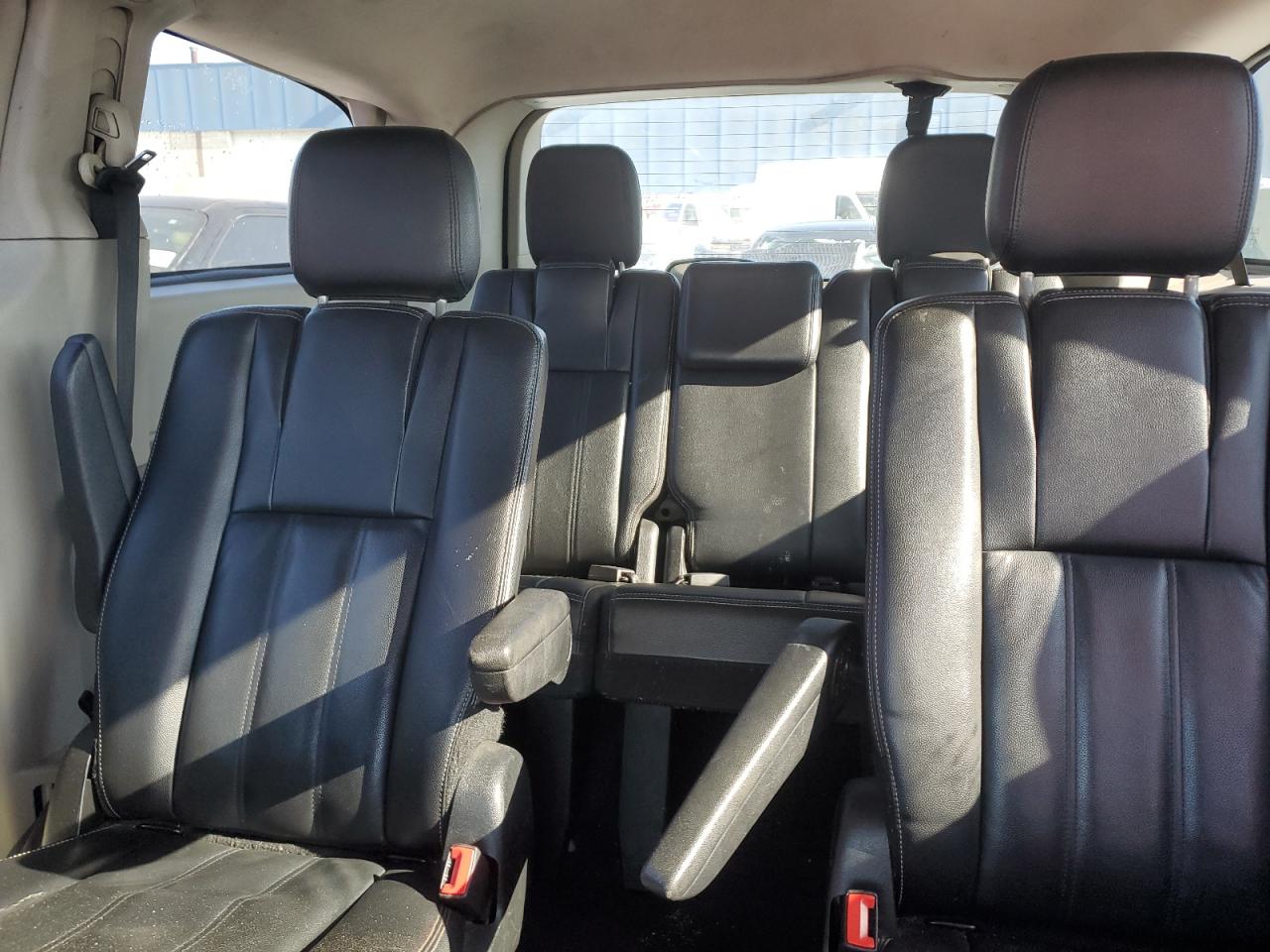 2014 Chrysler Town & Country - Image 10