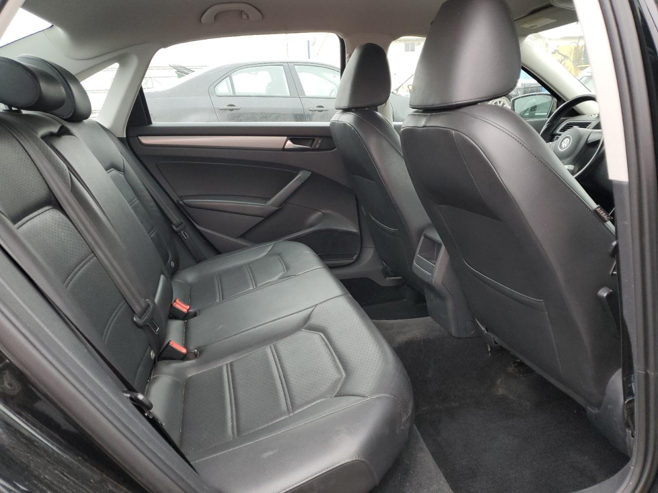 2015 Volkswagen Passat - Image 10