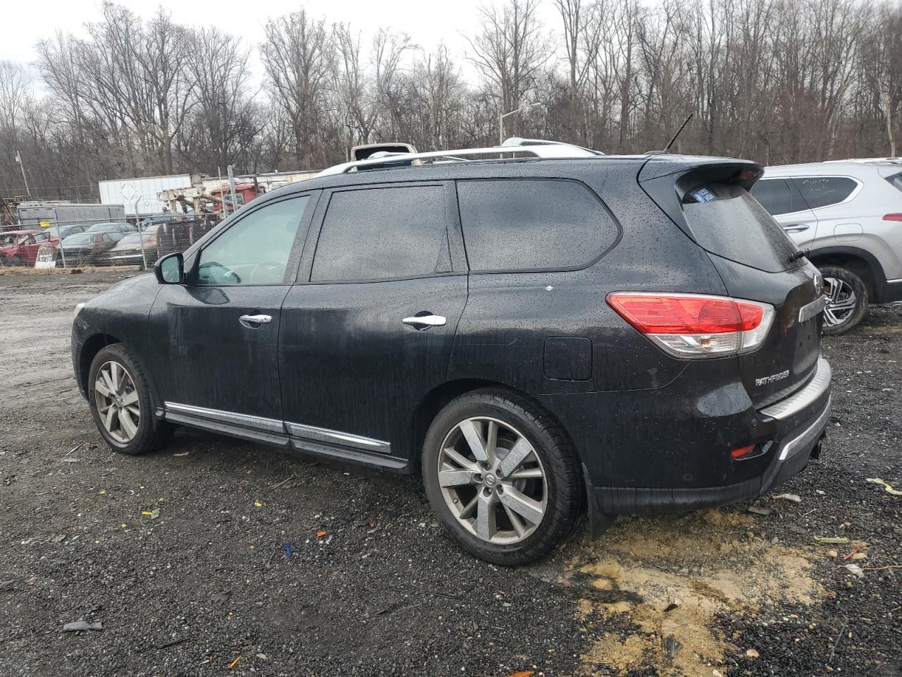 2015 Nissan Pathfinder - Image 2