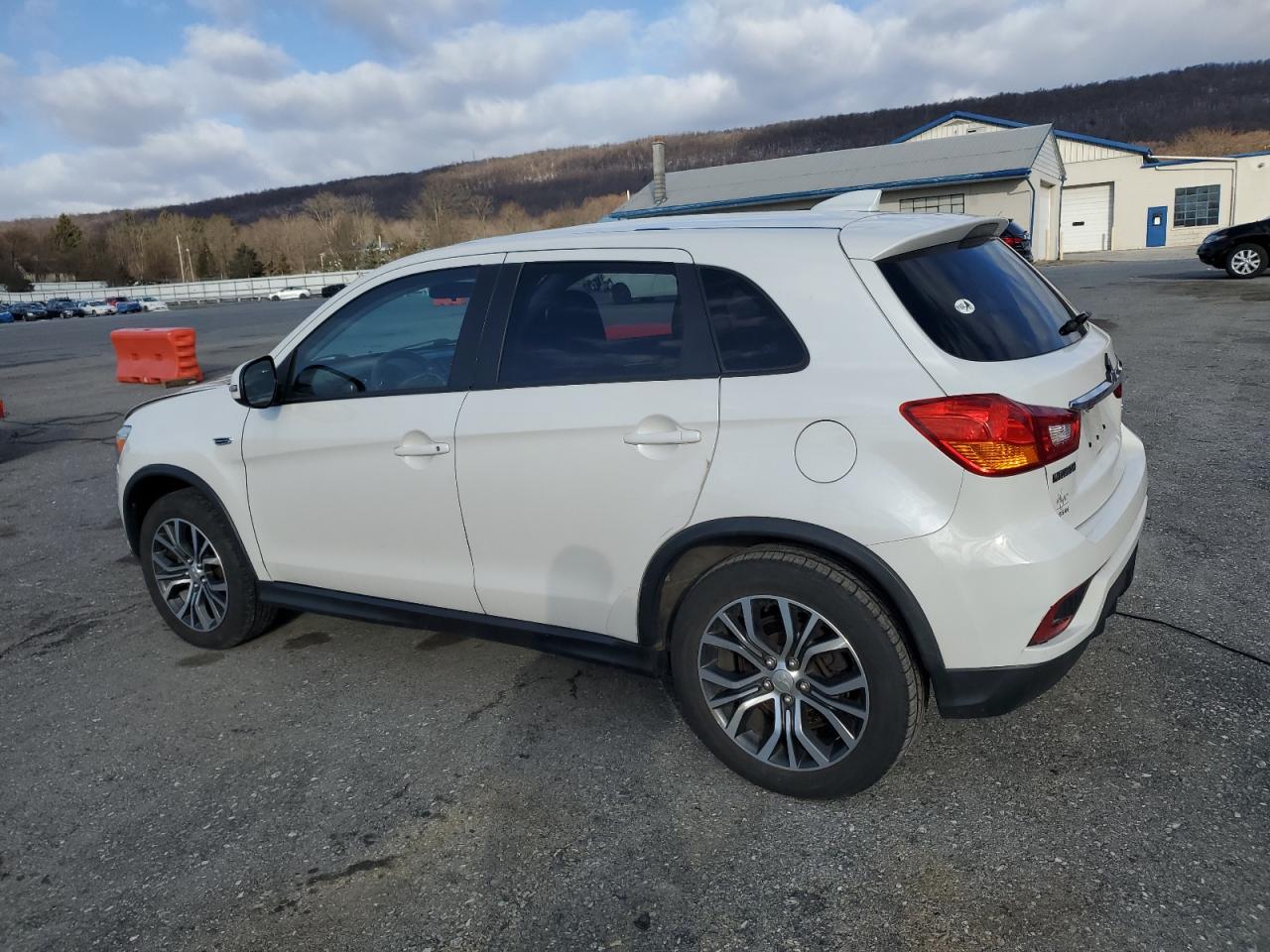 2019 Mitsubishi Outlander - Image 2