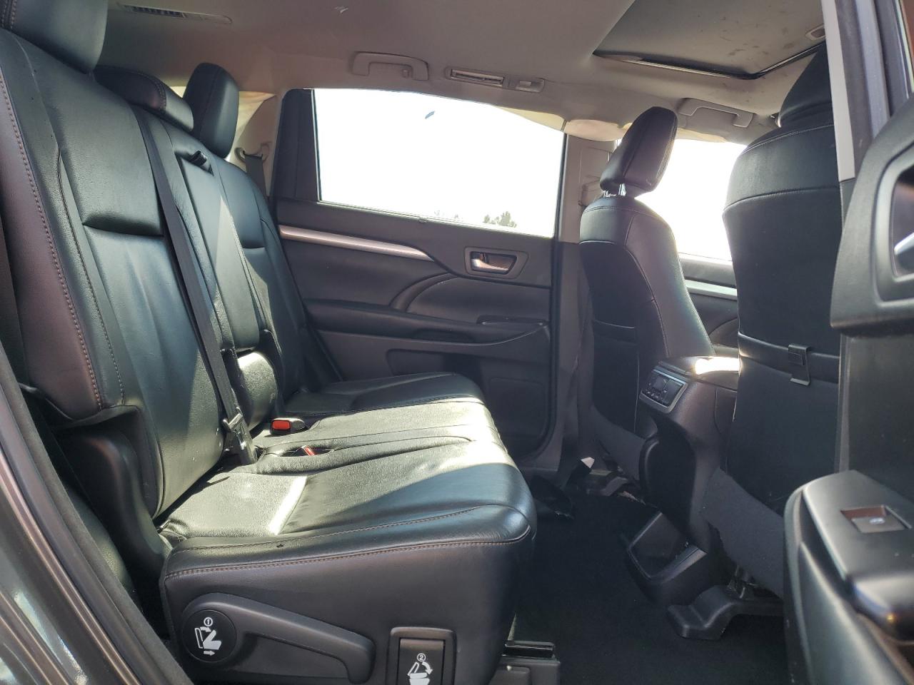 2017 Toyota Highlander - Image 12