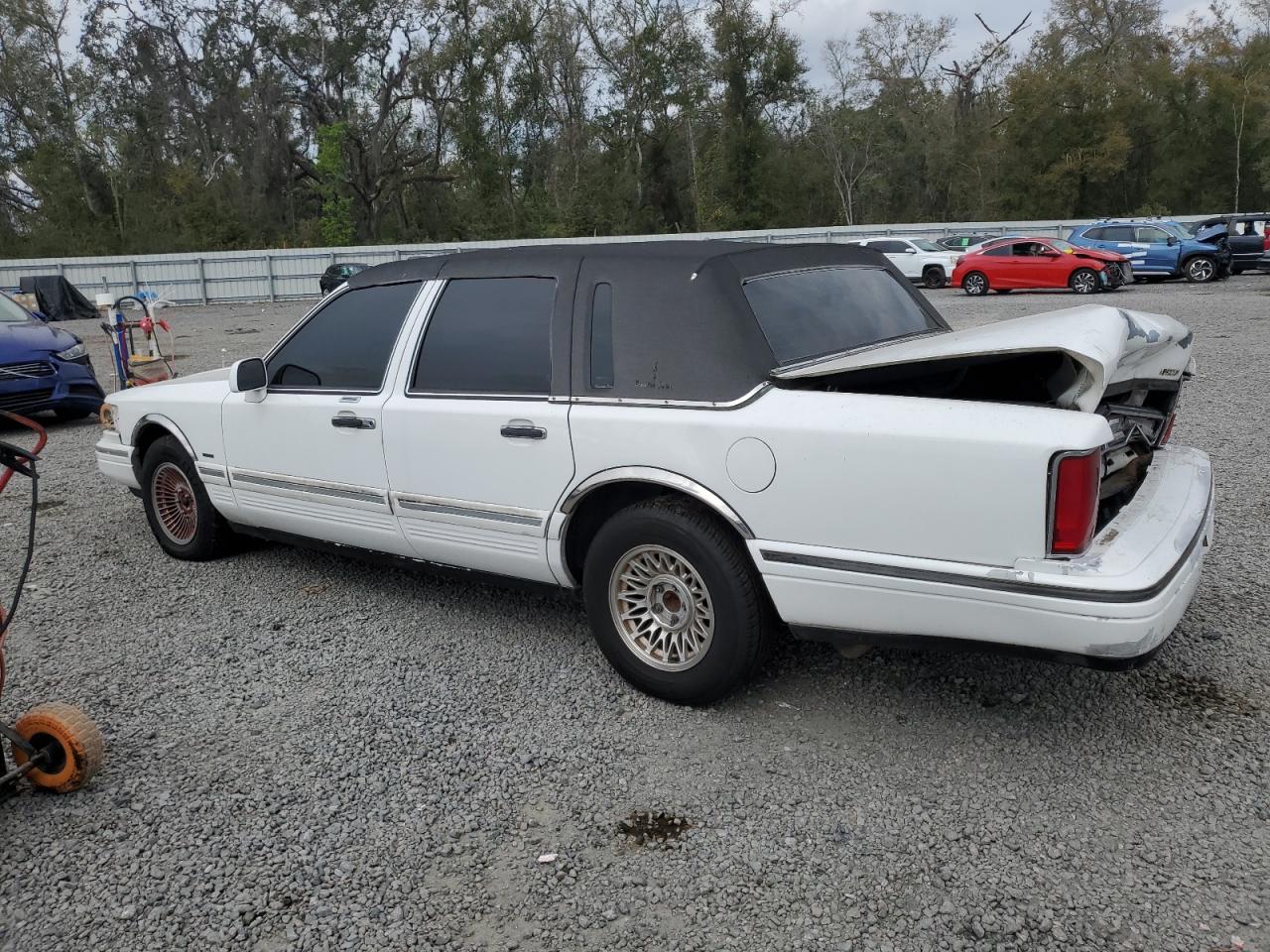 1996 Lincoln Town Car - Image 2