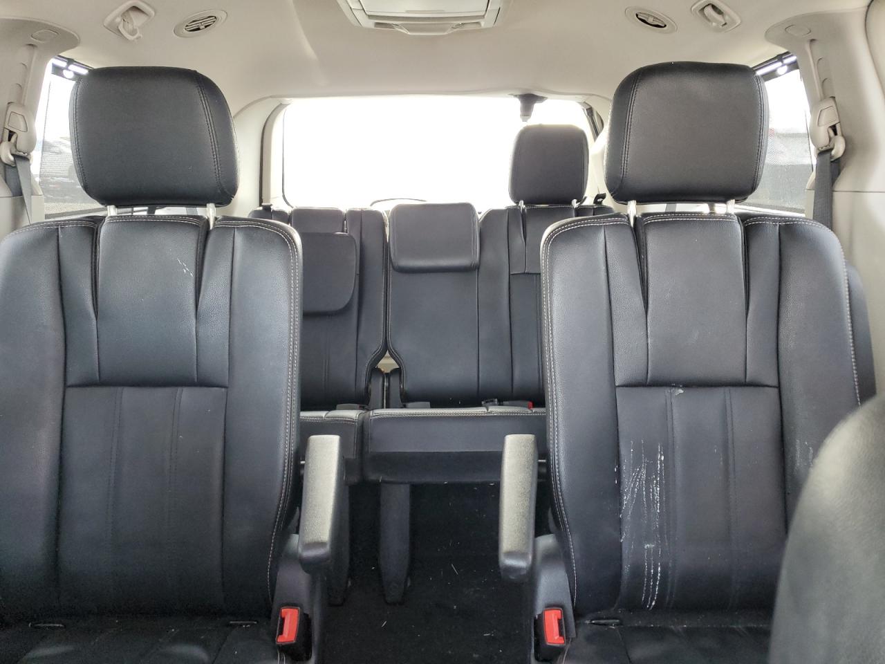 2016 Chrysler Town & Country - Image 10
