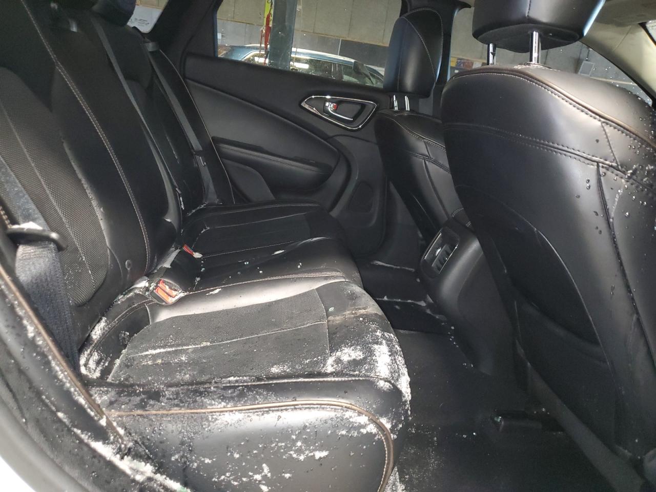 2016 Chrysler 200 - Image 11