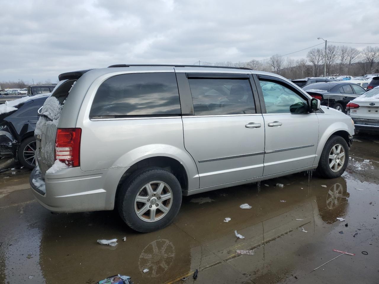 2010 Chrysler Town & Country - Image 3