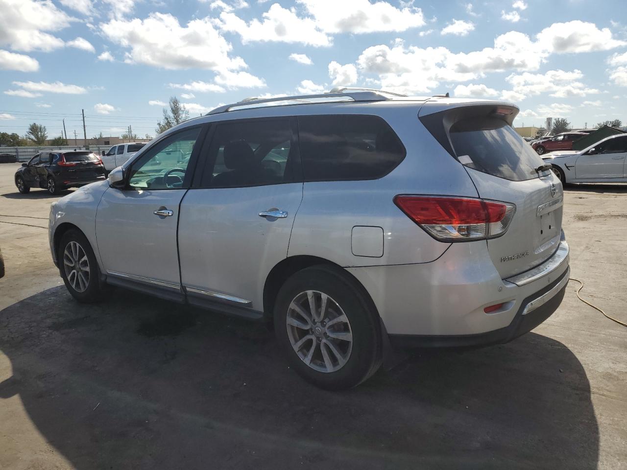 2014 Nissan Pathfinder - Image 2