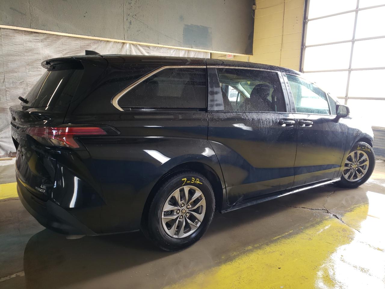 2022 Toyota Sienna - Image 3