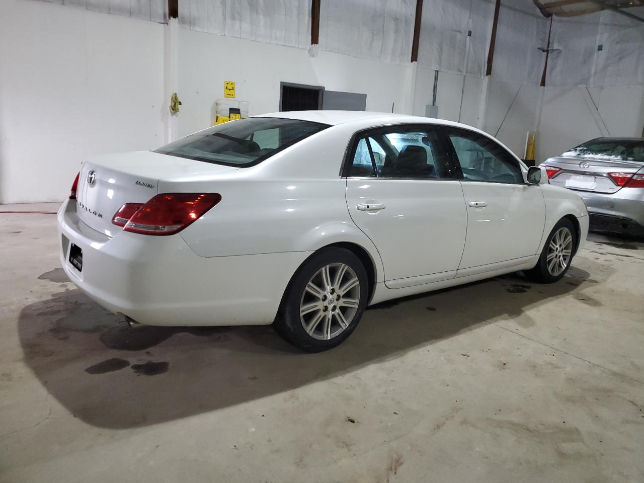 2005 Toyota Avalon - Image 3