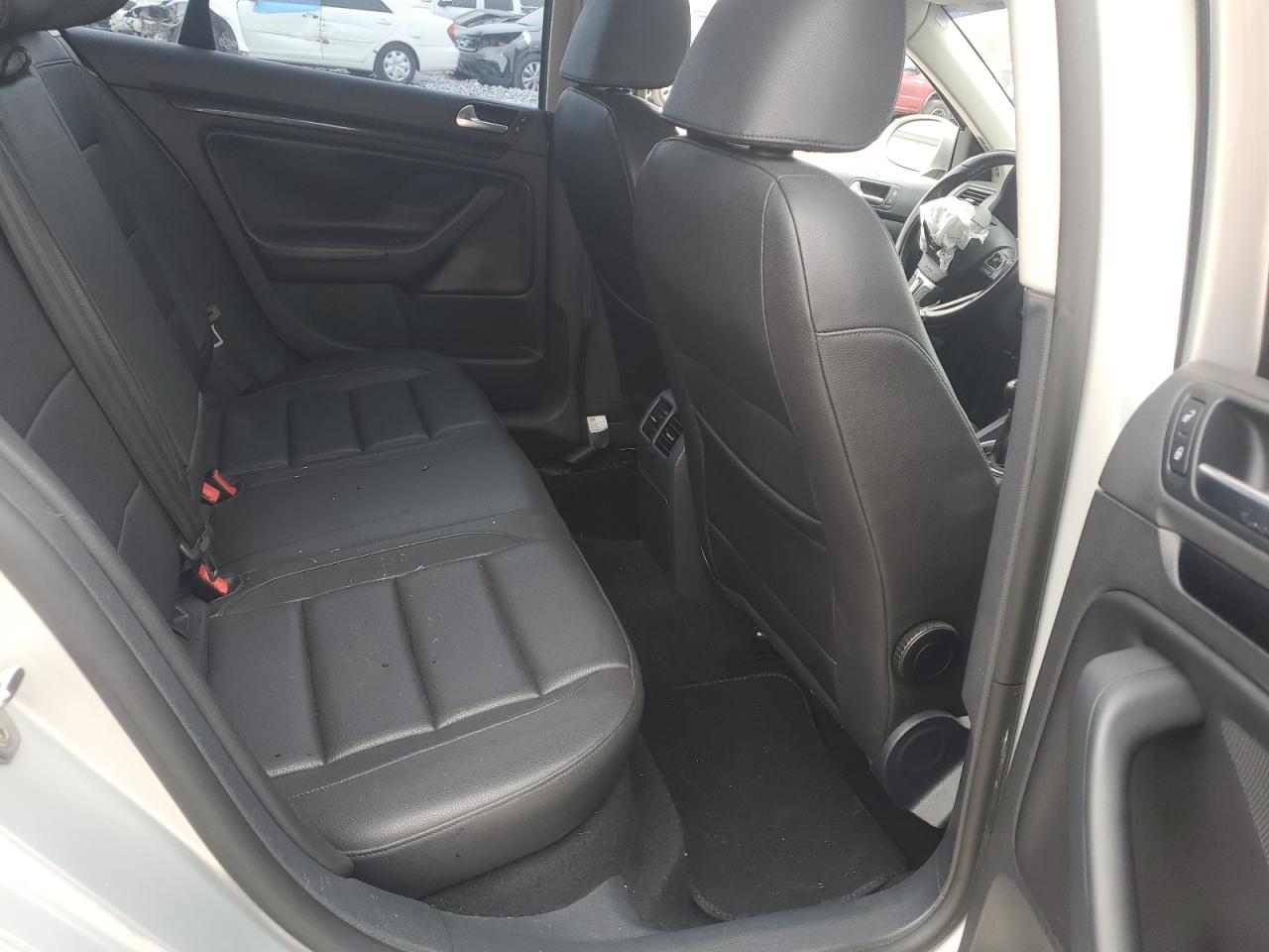 2010 Volkswagen Jetta - Image 10