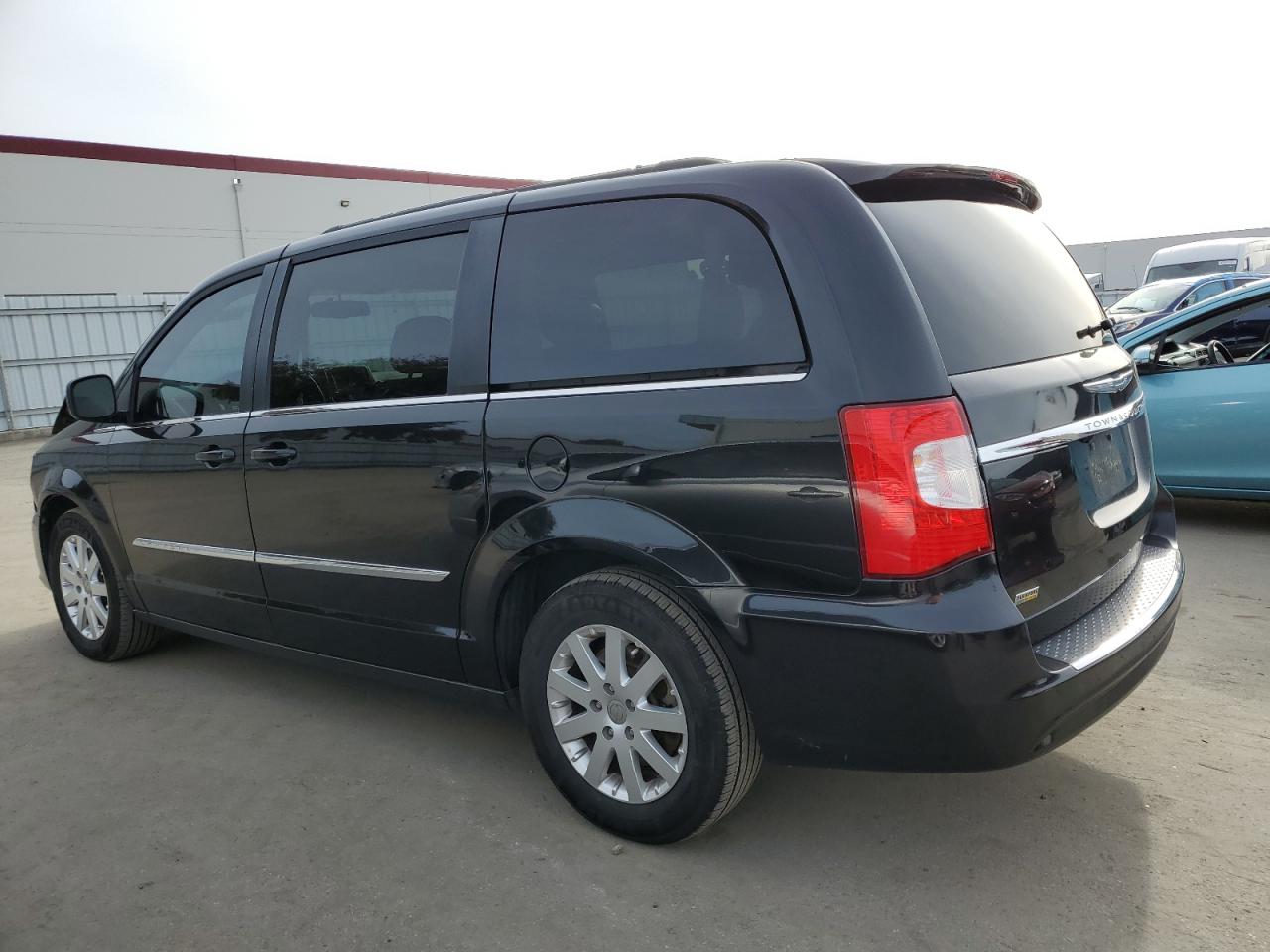 2016 Chrysler Town & Country - Image 2