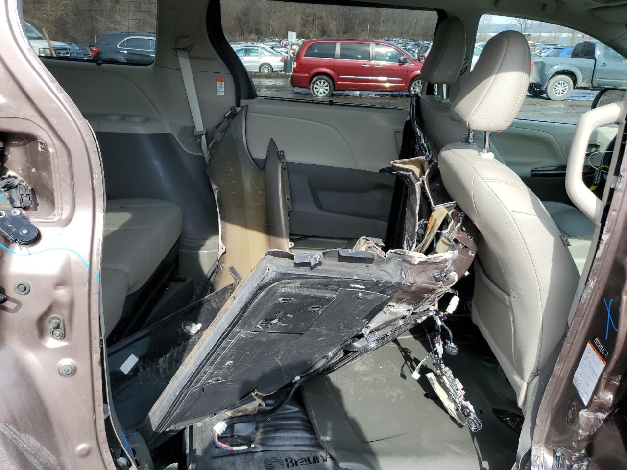2020 Toyota Sienna - Image 11