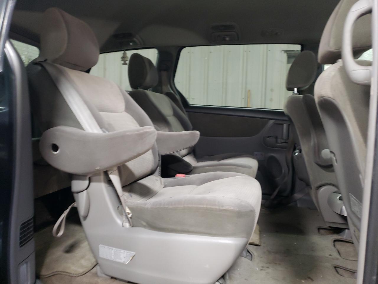 2009 Toyota Sienna - Image 10