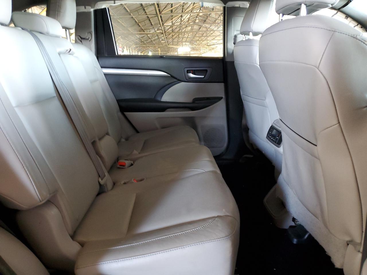 2016 Toyota Highlander - Image 11
