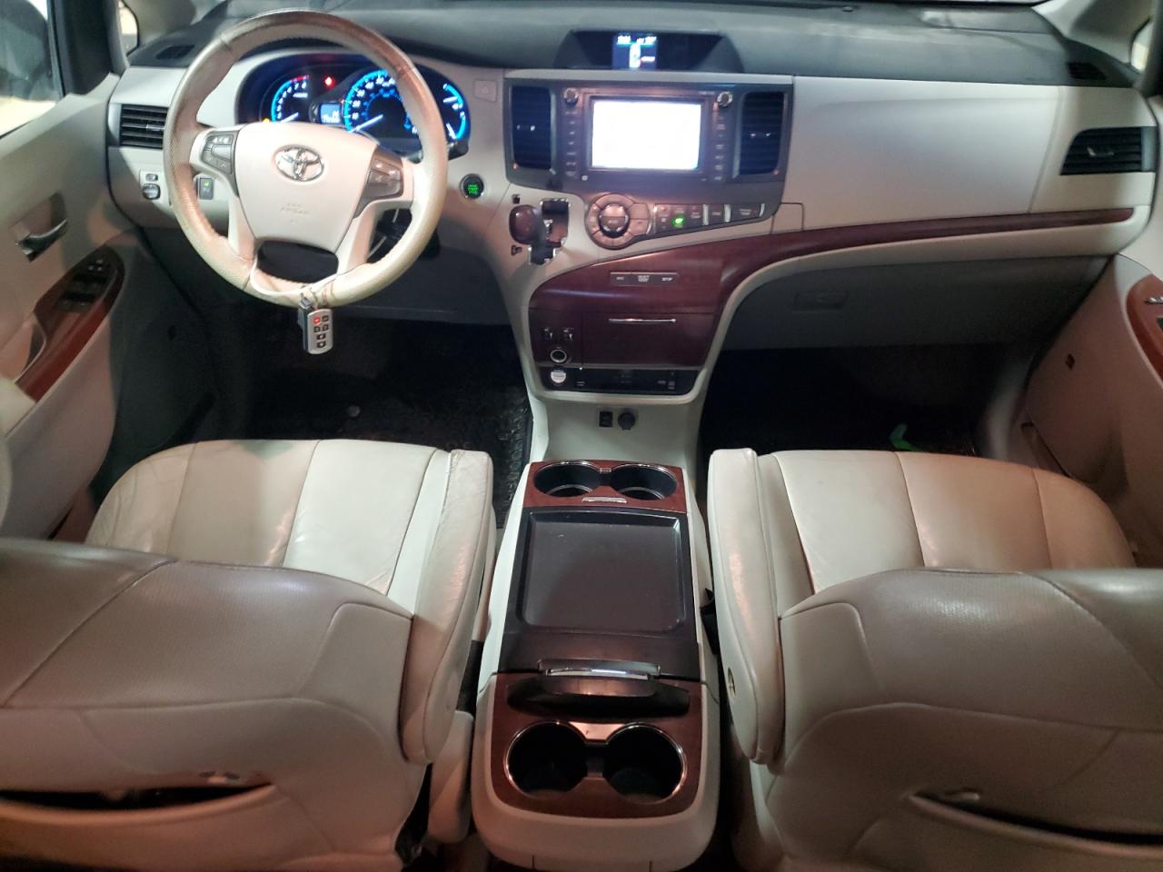 2011 Toyota Sienna - Image 8