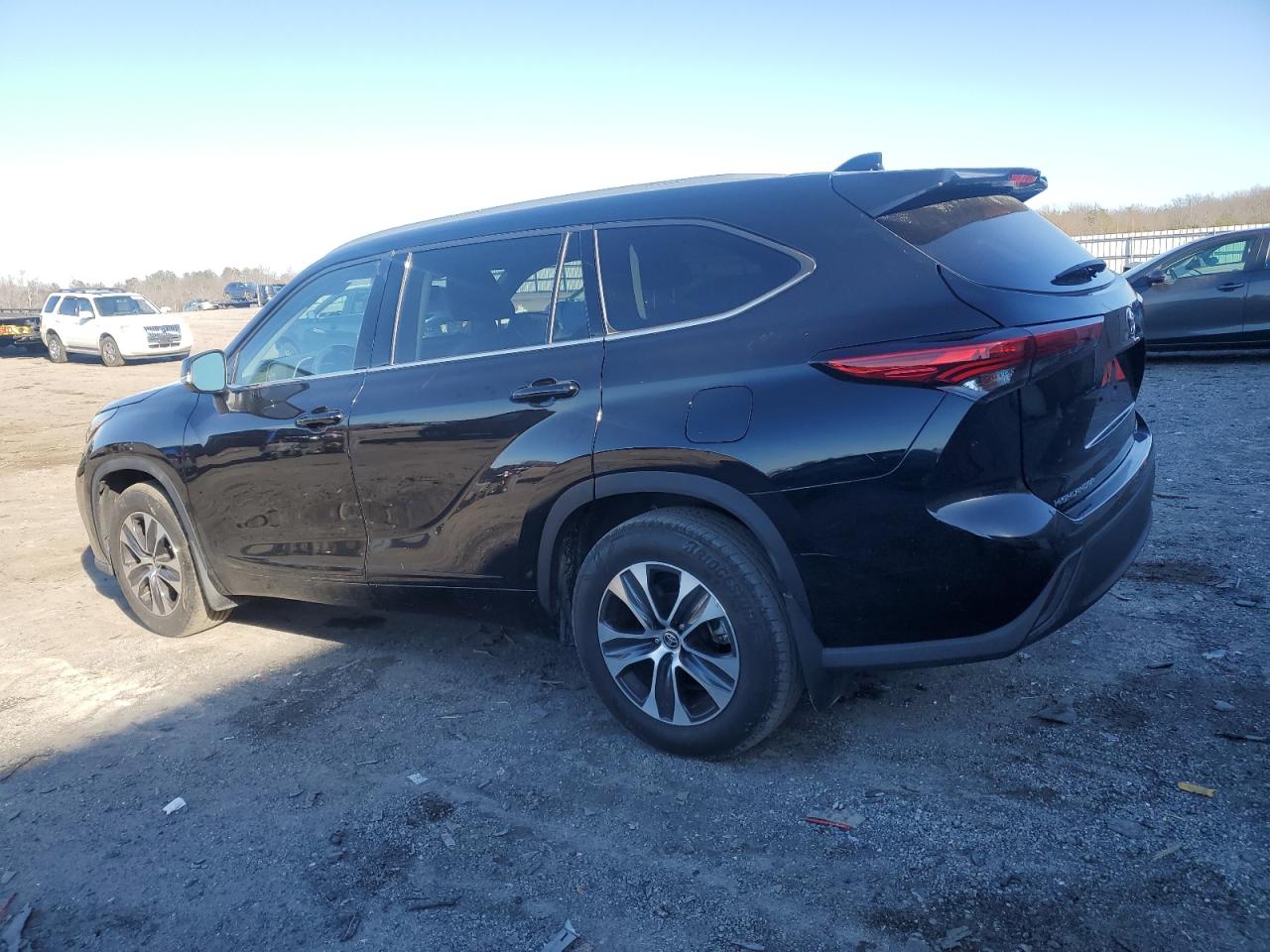 2022 Toyota Highlander - Image 2