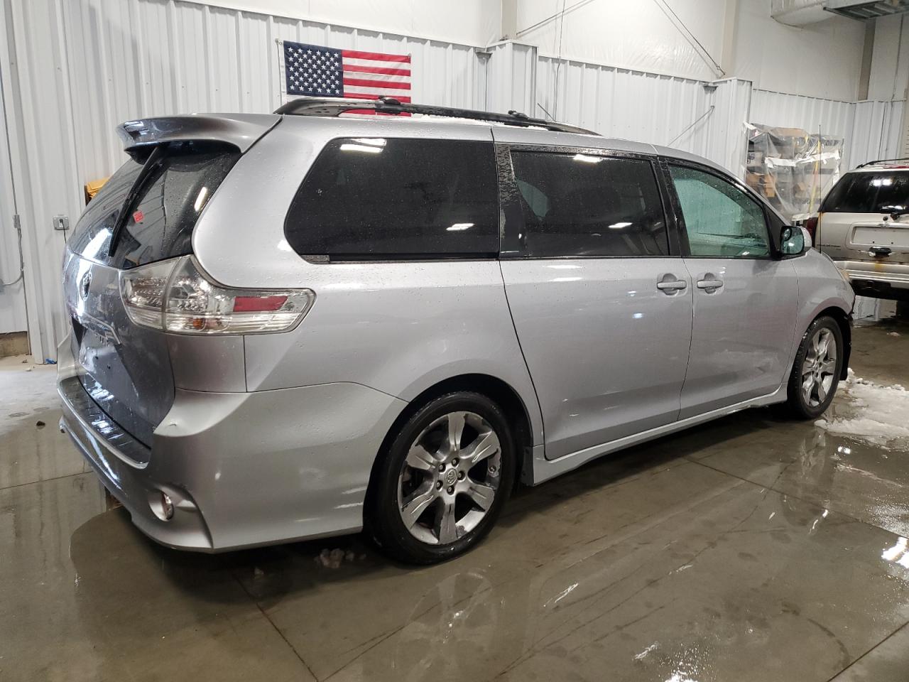 2012 Toyota Sienna - Image 3