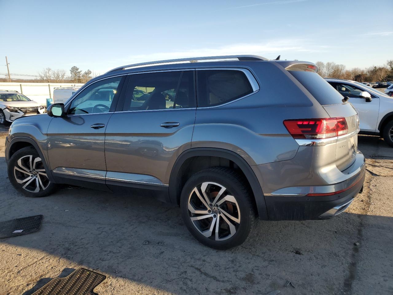 2021 Volkswagen Atlas - Image 2
