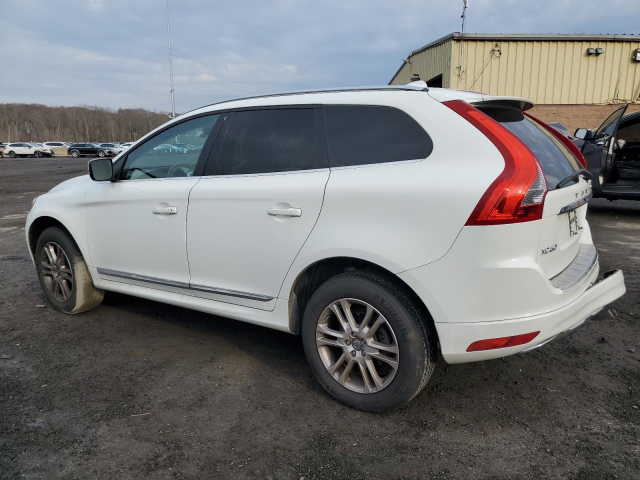 2015 Volvo XC60 - Image 2