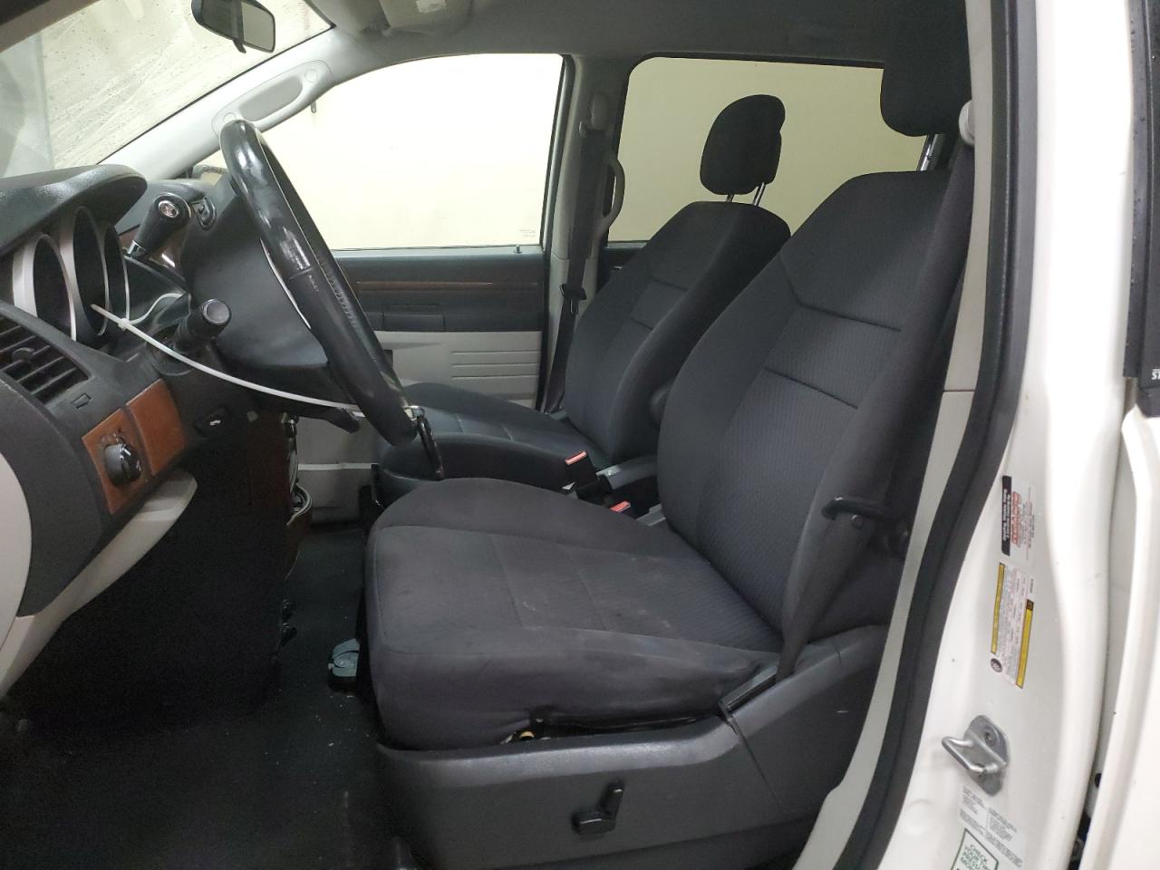 2010 Dodge Caravan - Image 7