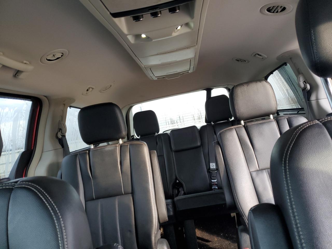 2015 Chrysler Town & Country - Image 10
