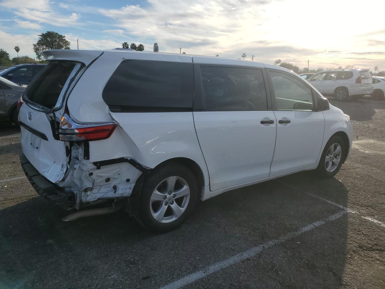 2015 Toyota Sienna - Image 3