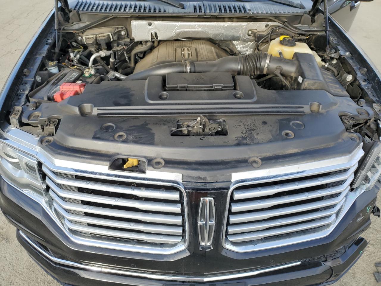 2017 Lincoln Navigator - Image 12