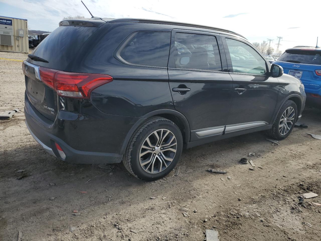 2016 Mitsubishi Outlander - Image 3