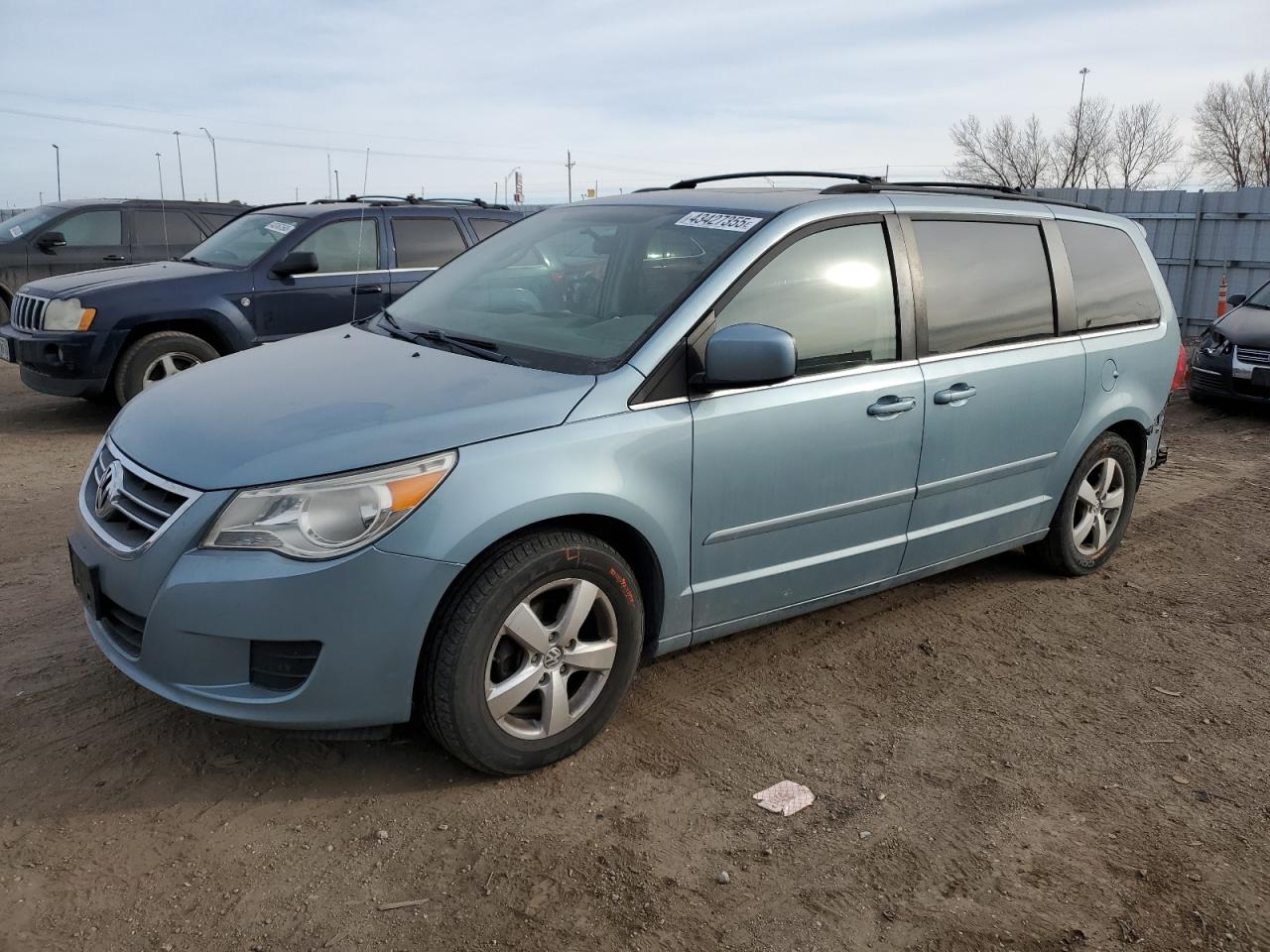 2009 Volkswagen Routan - Image 1
