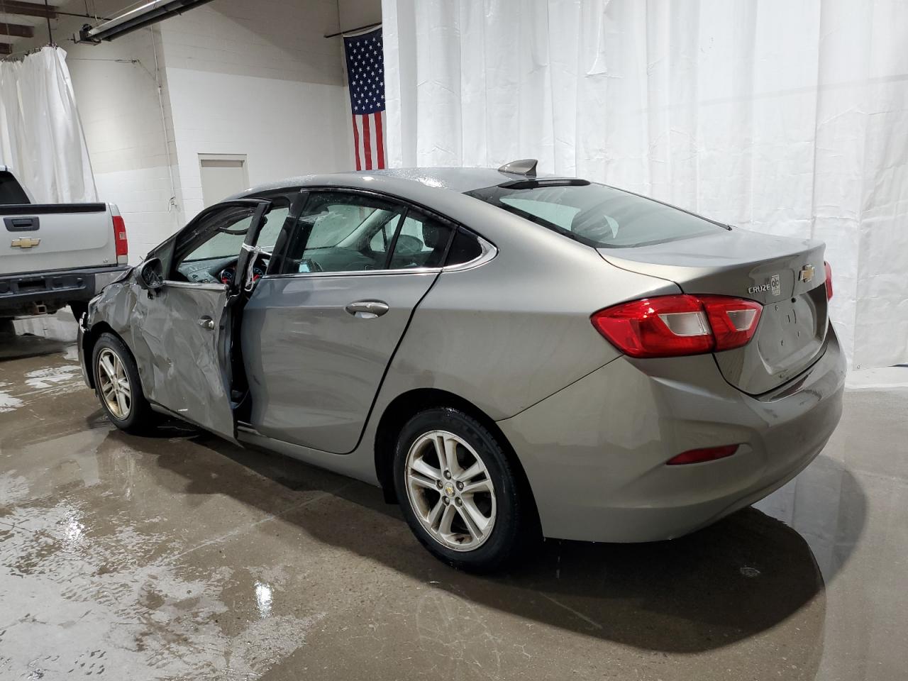 2018 Chevrolet Cruze - Image 2