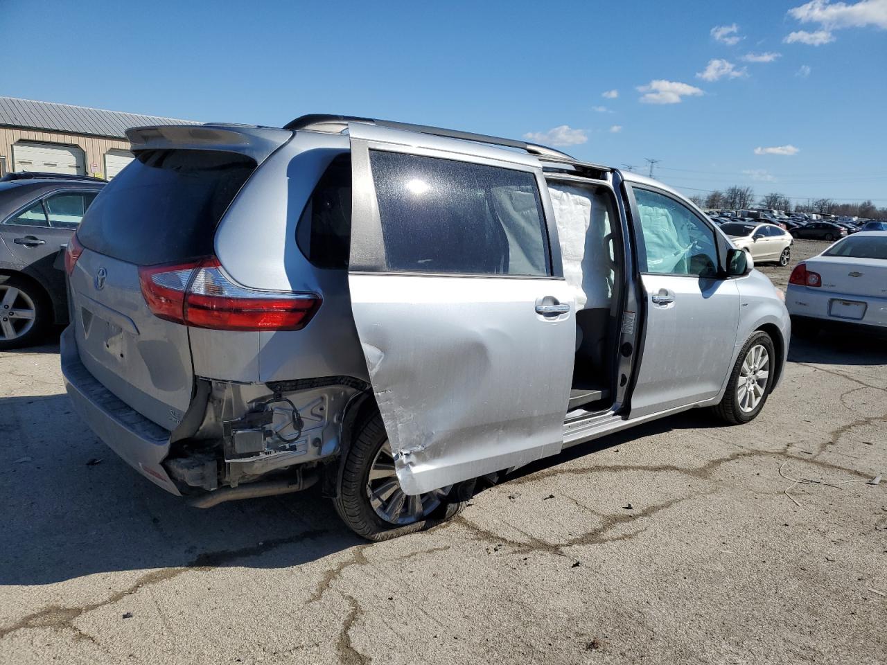 2017 Toyota Sienna - Image 3
