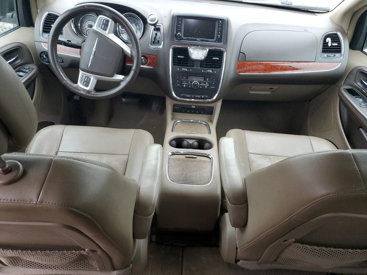 2015 Chrysler Town & Country - Image 8