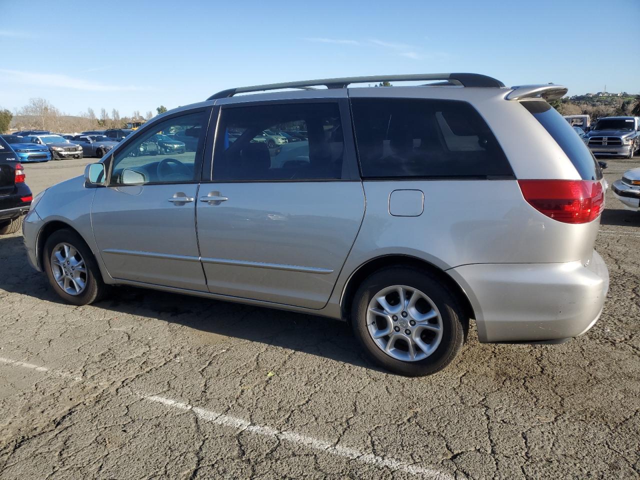 2005 Toyota Sienna - Image 2