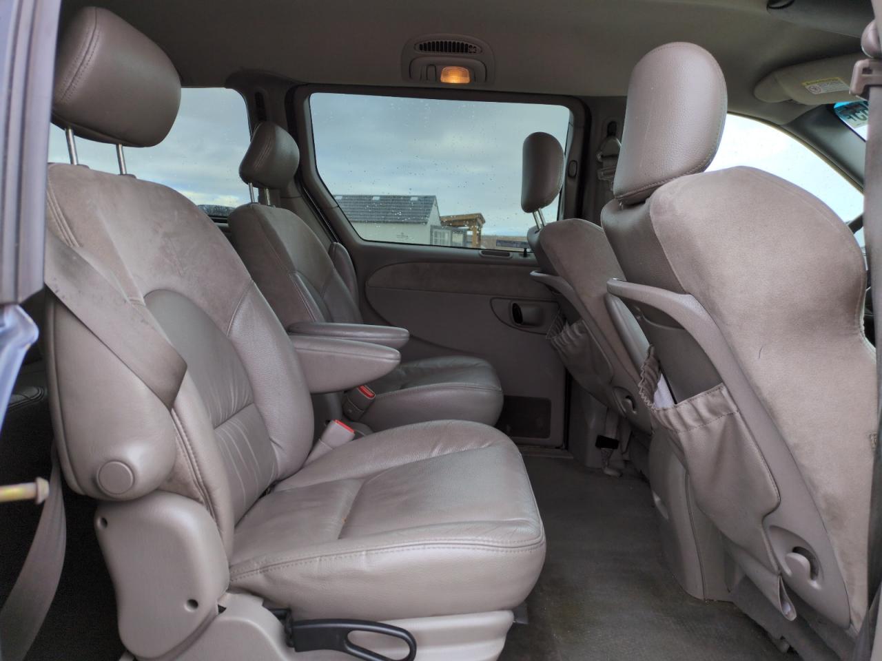 2001 Chrysler Town & Country - Image 11