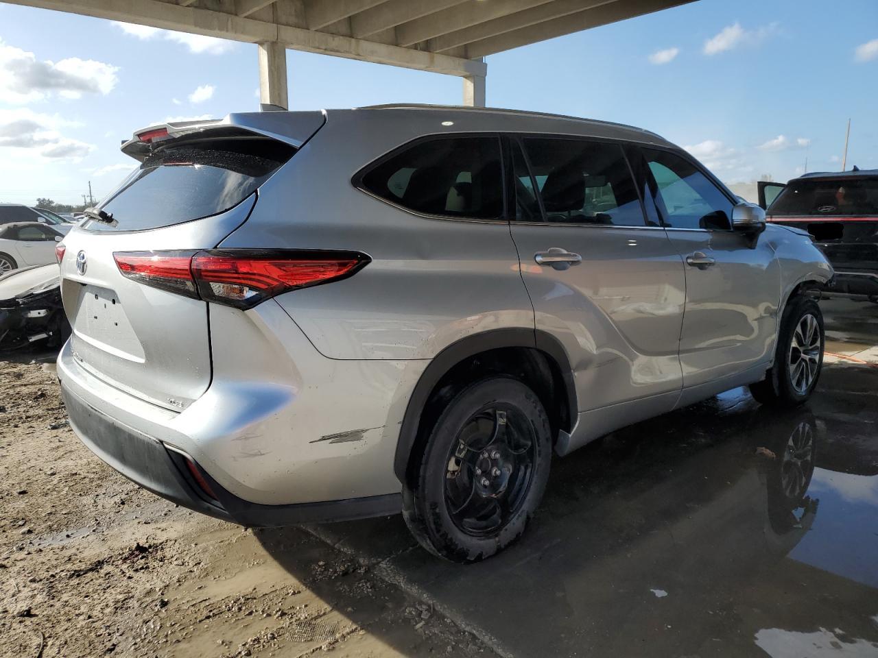 2021 Toyota Highlander - Image 3