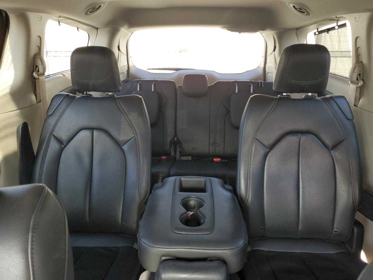 2018 Chrysler Pacifica - Image 10
