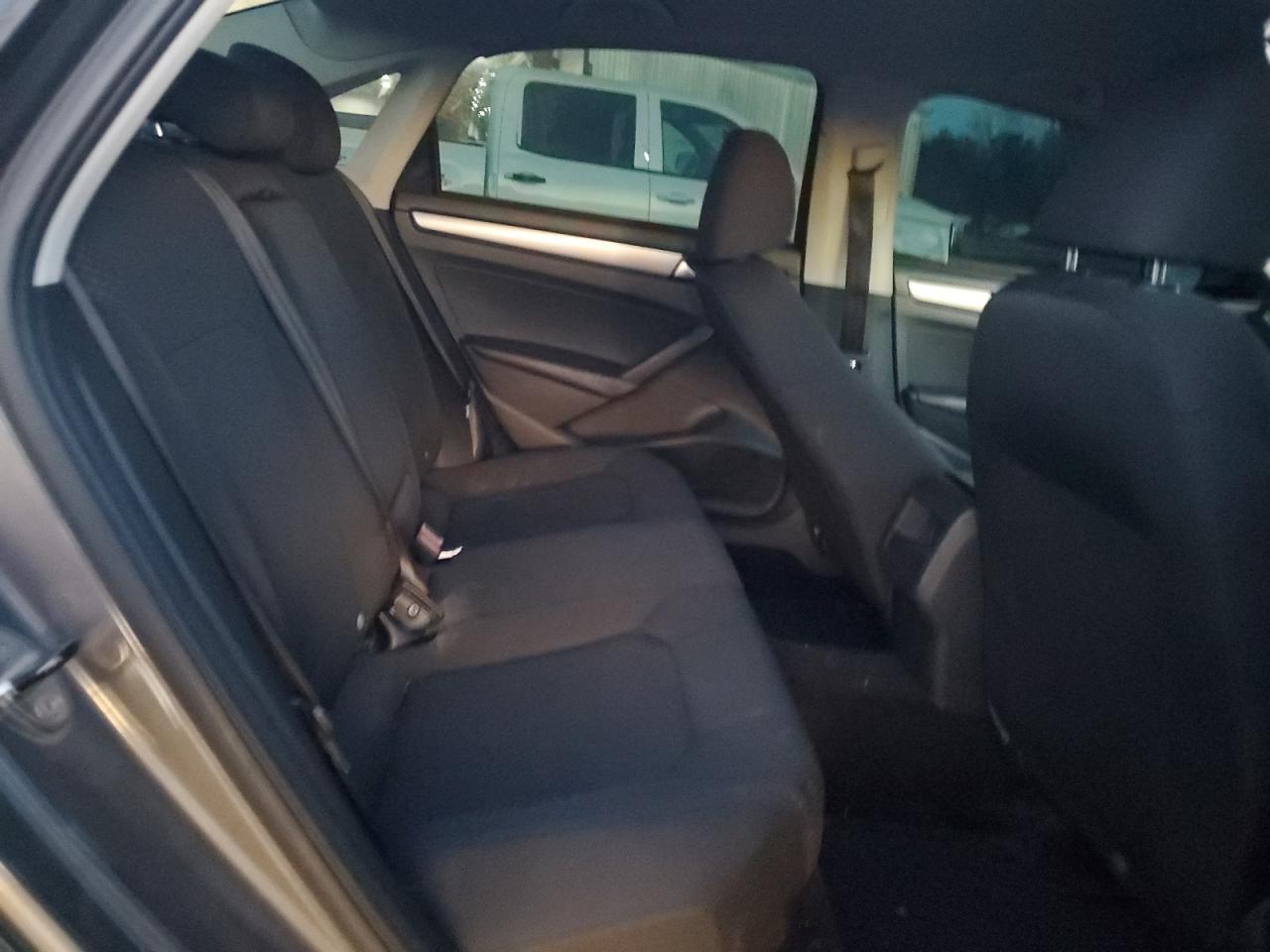 2015 Volkswagen Passat - Image 10
