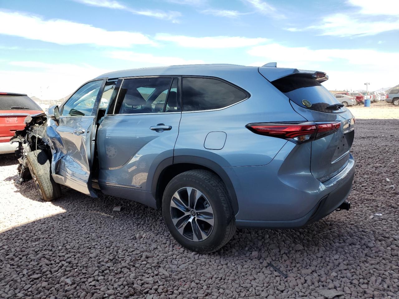 2022 Toyota Highlander - Image 2