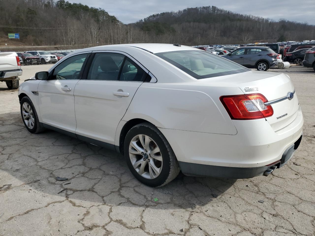 2010 Ford Taurus - Image 2